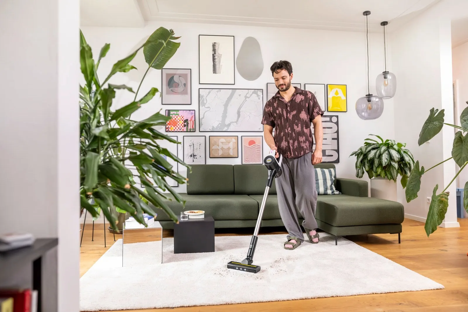 Вертикальный беспроводной пылесос Karcher VCS 3 Nano Hygiene 1.198-933.0