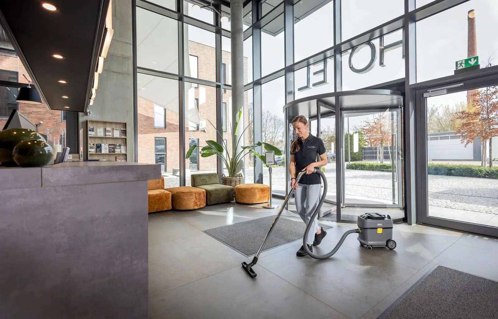 Аккумуляторный пылесос для сухой уборки Karcher T 15/1 Bp 1.355-352.0