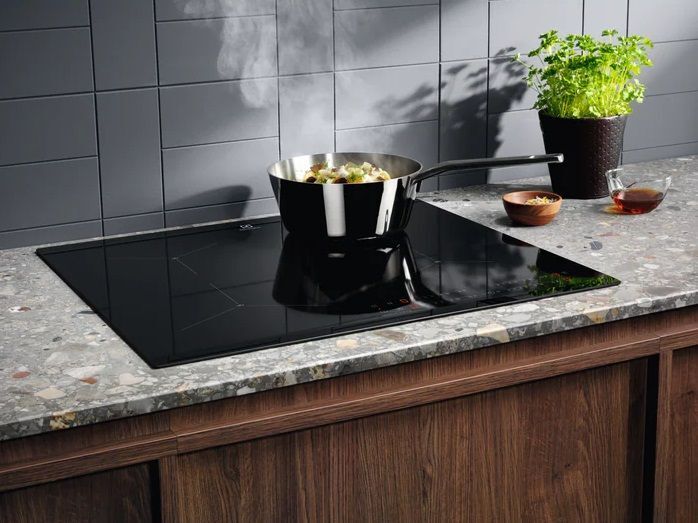 Индукционная варочная панель Electrolux EIS62443, черный