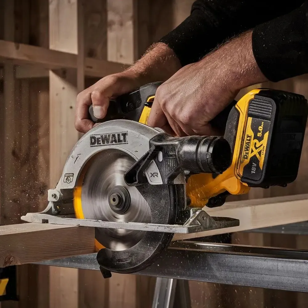 Аккумуляторная дисковая пила DeWalt DCS565P2-QW, с 2 АКБ и ЗУ
