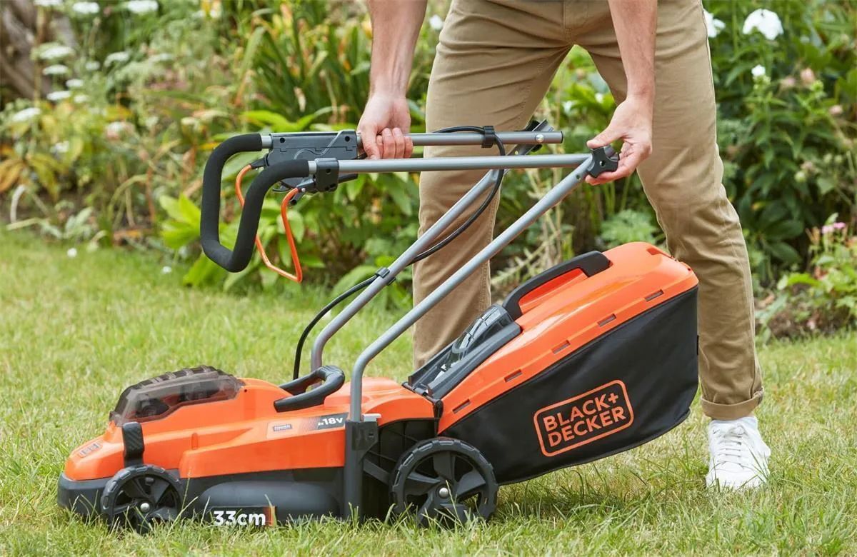 Газонокосилка аккумуляторная Black&Decker BCMW3318NXJ без акб и ЗУ