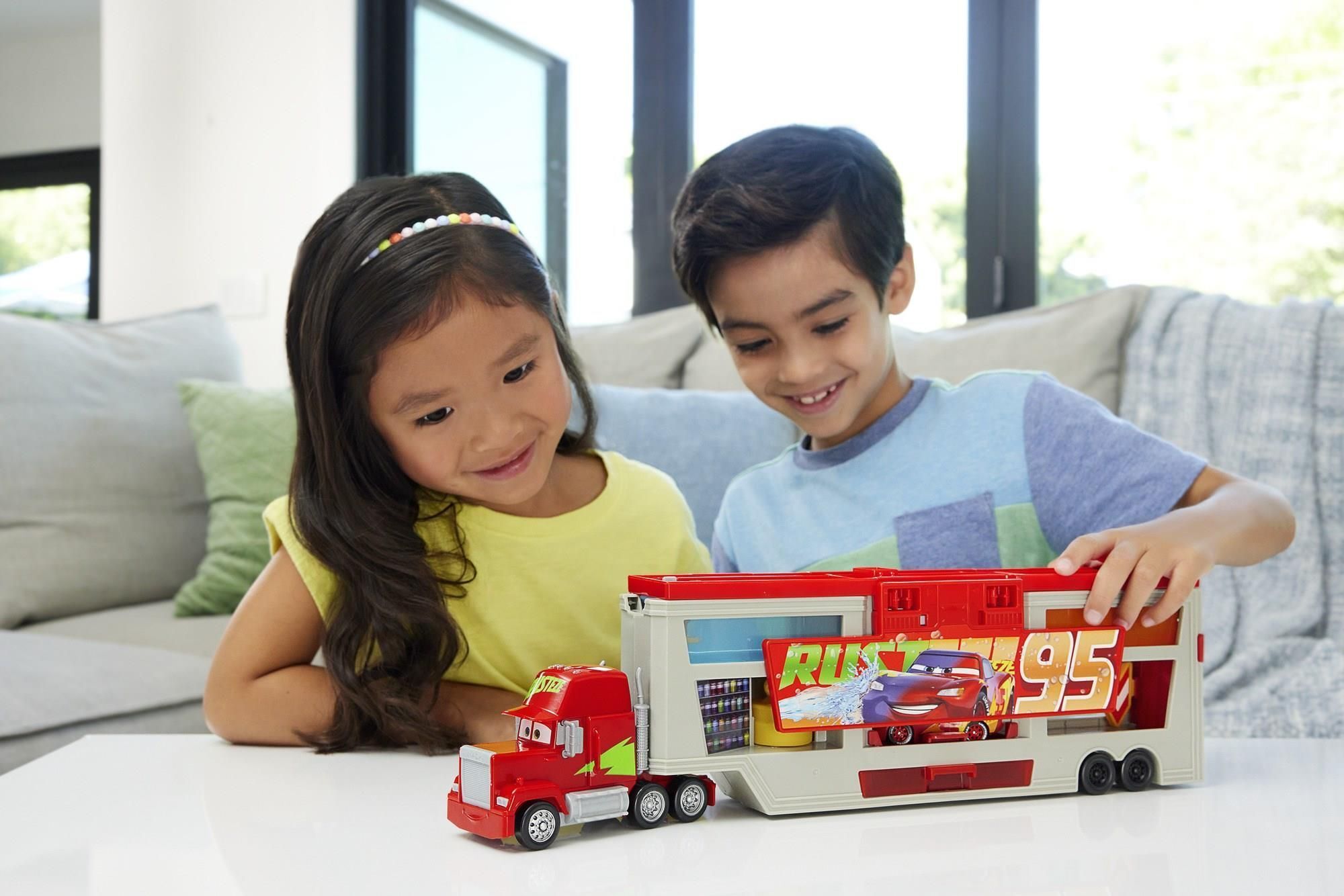 Машинки Mattel Disney Pixar Cars - Машинки из мультфильма Тачки - Мобильная покрасочная мастерская. Набор смены цвета с транспортером и меняющий цвет автомобиль Молния МакКуин HPD82