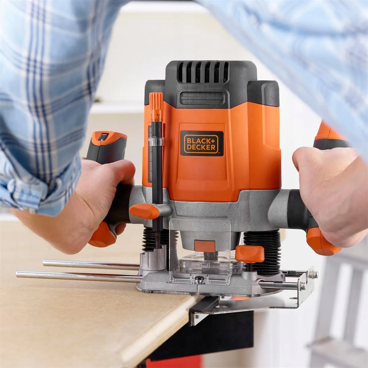 Вертикально-фрезерная машина Black&Decker KW1200EKA-QS кейс