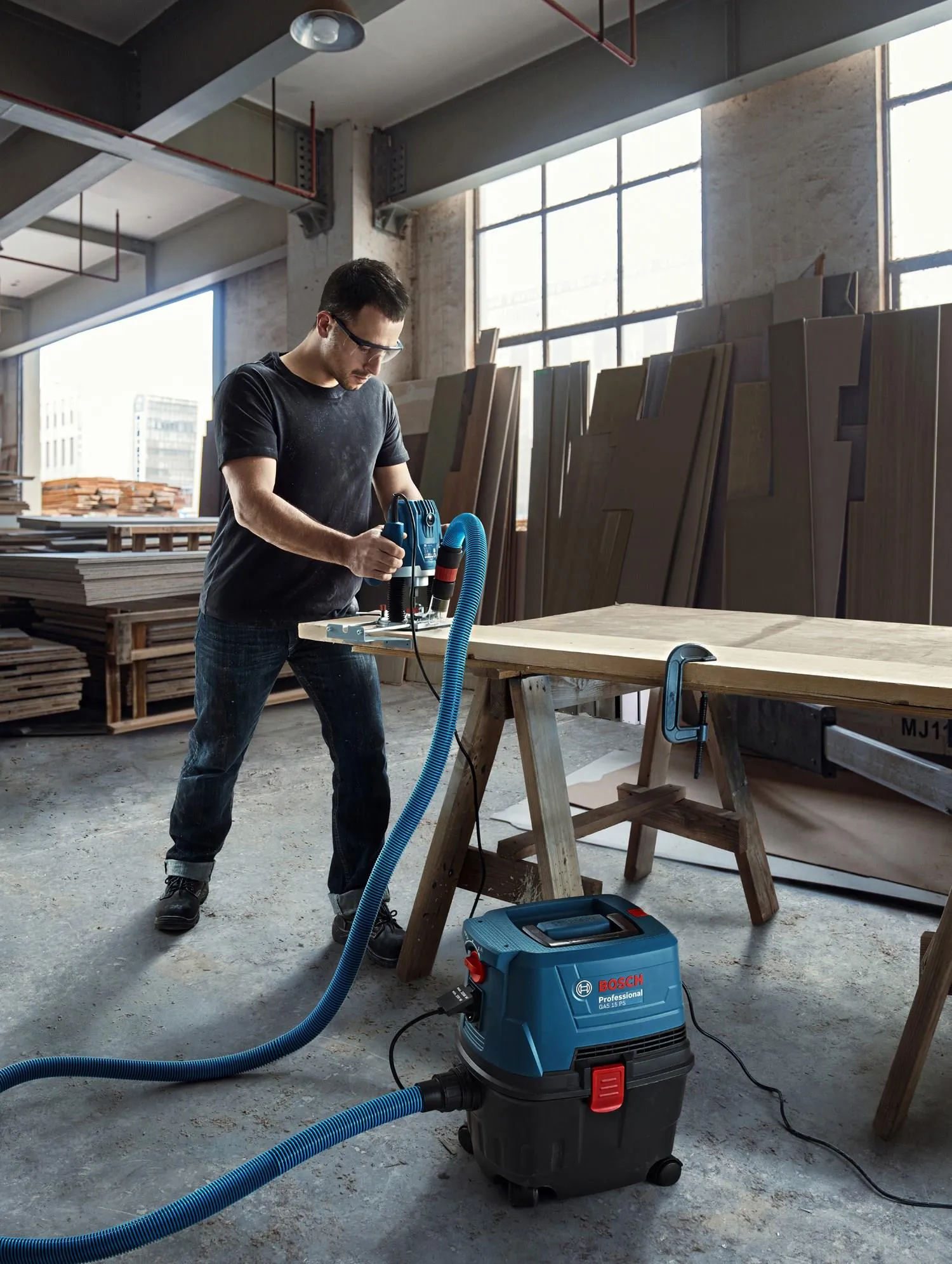 Пылесос влажной и сухой уборки Bosch GAS 15 Professional 06019E5000