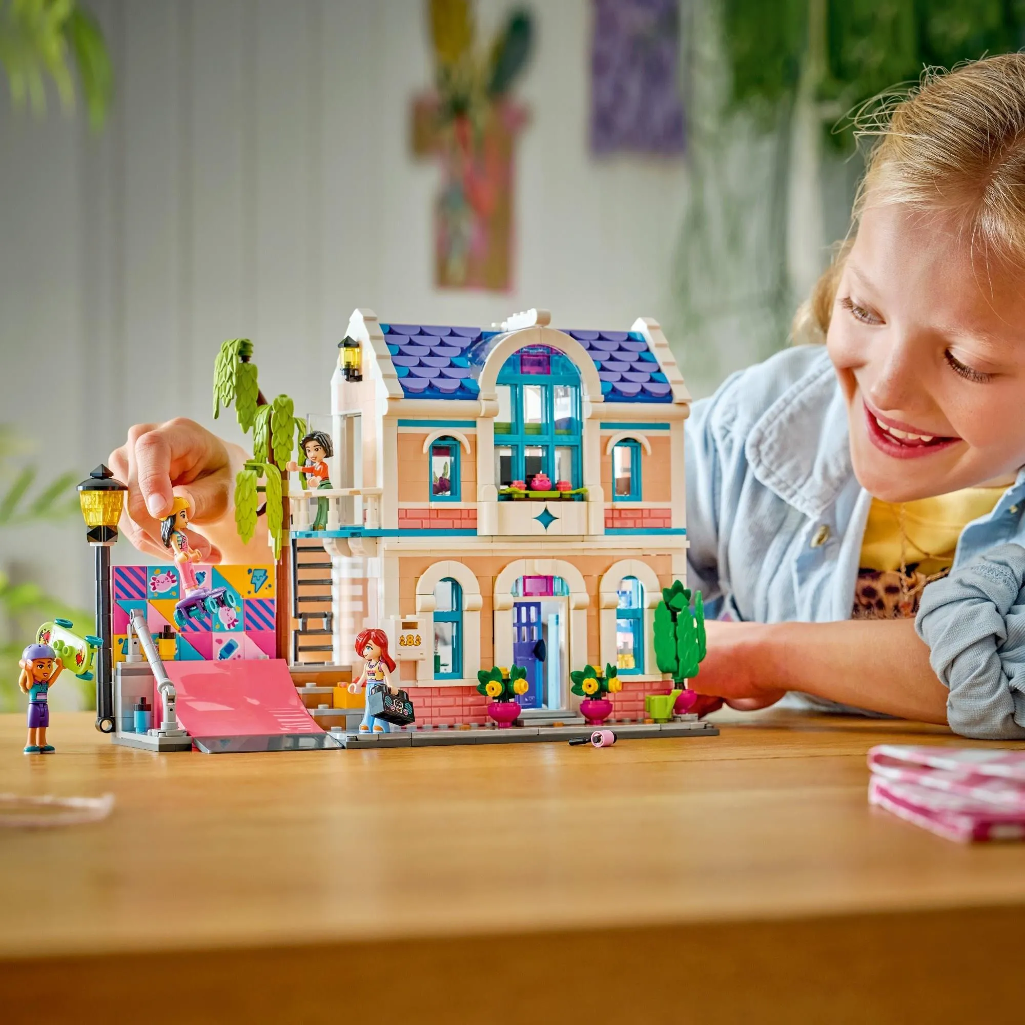 Конструктор LEGO Friends 42687 Семейный дом Лианн
