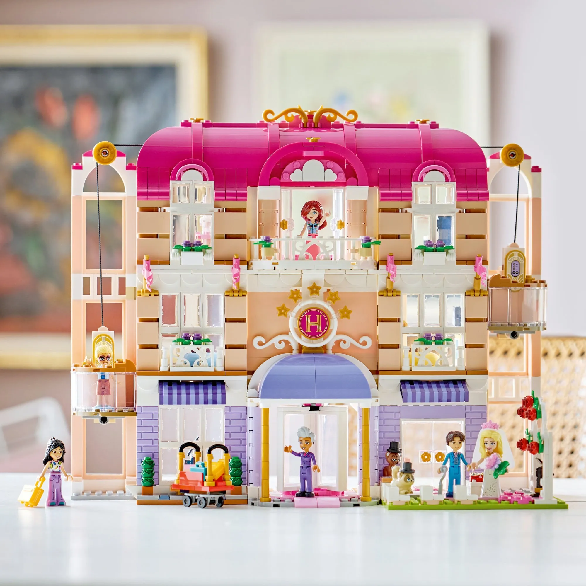 LEGO Friends 42704 Гранд-отель в Хартлейк-Сити
