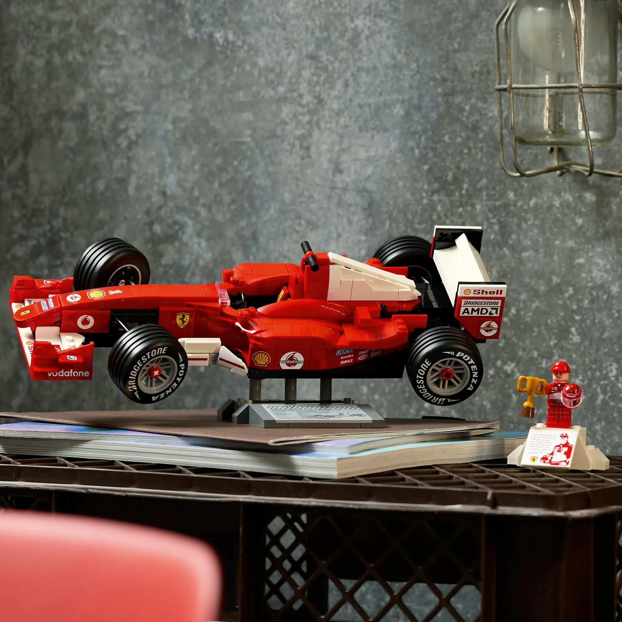 Конструктор LEGO Icons 11375 Ferrari F2004 и Михаэль Шумахер