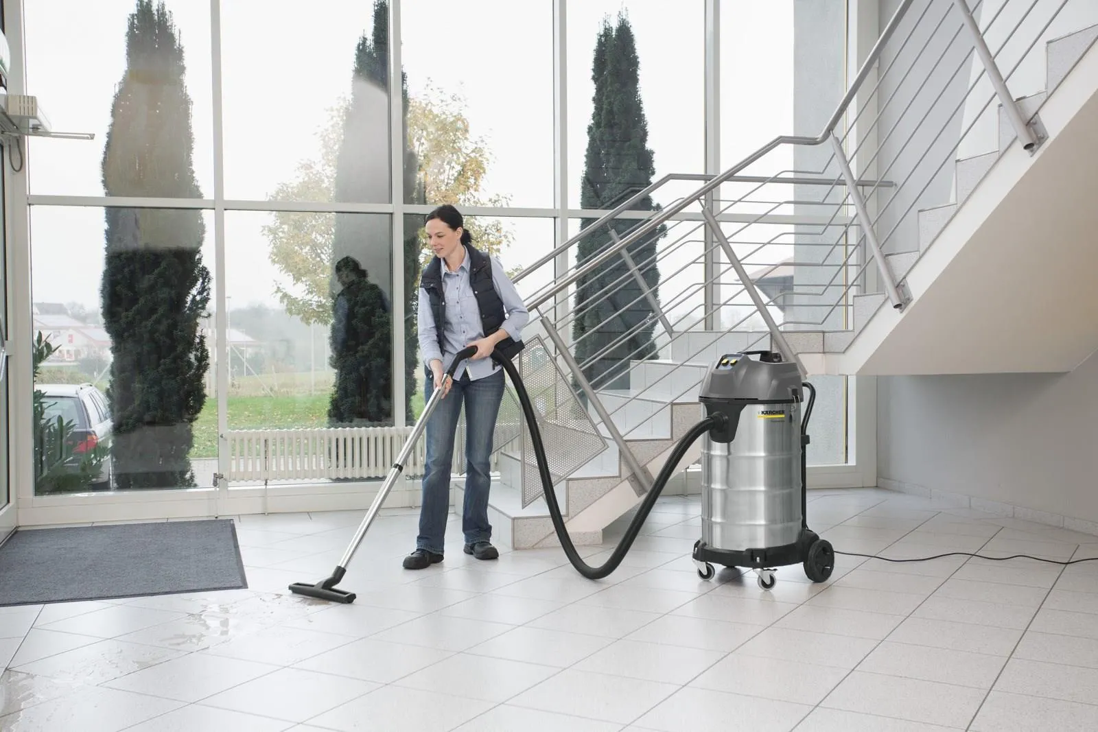 Профессиональный пылесос влажной и сухой уборки Karcher NT 90/2 Me Classic 1.667-700.0
