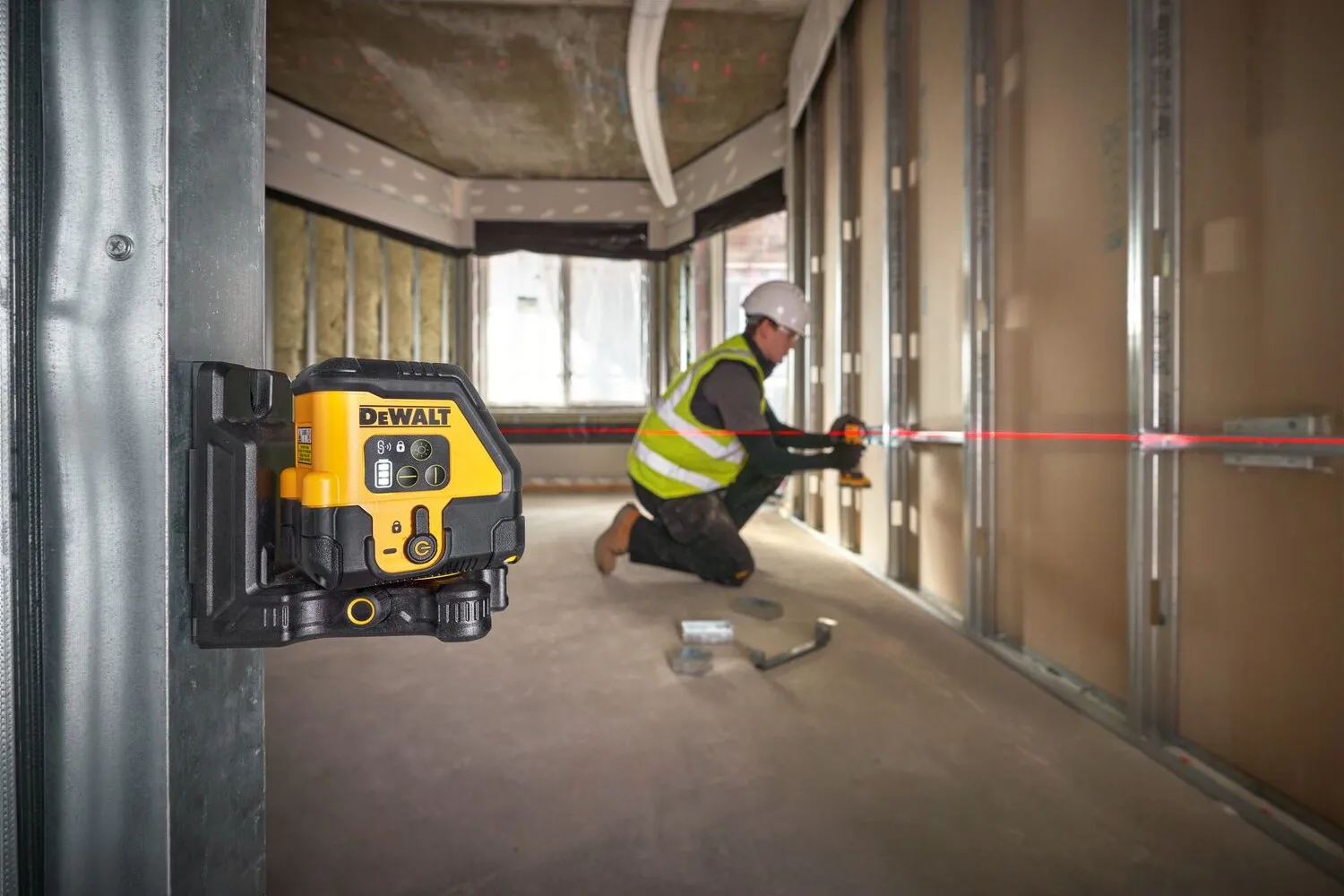 Компактный лазерный нивелир DeWalt DCLE14201RB-XJ, с встроенным АКБ и кабелем USB-C