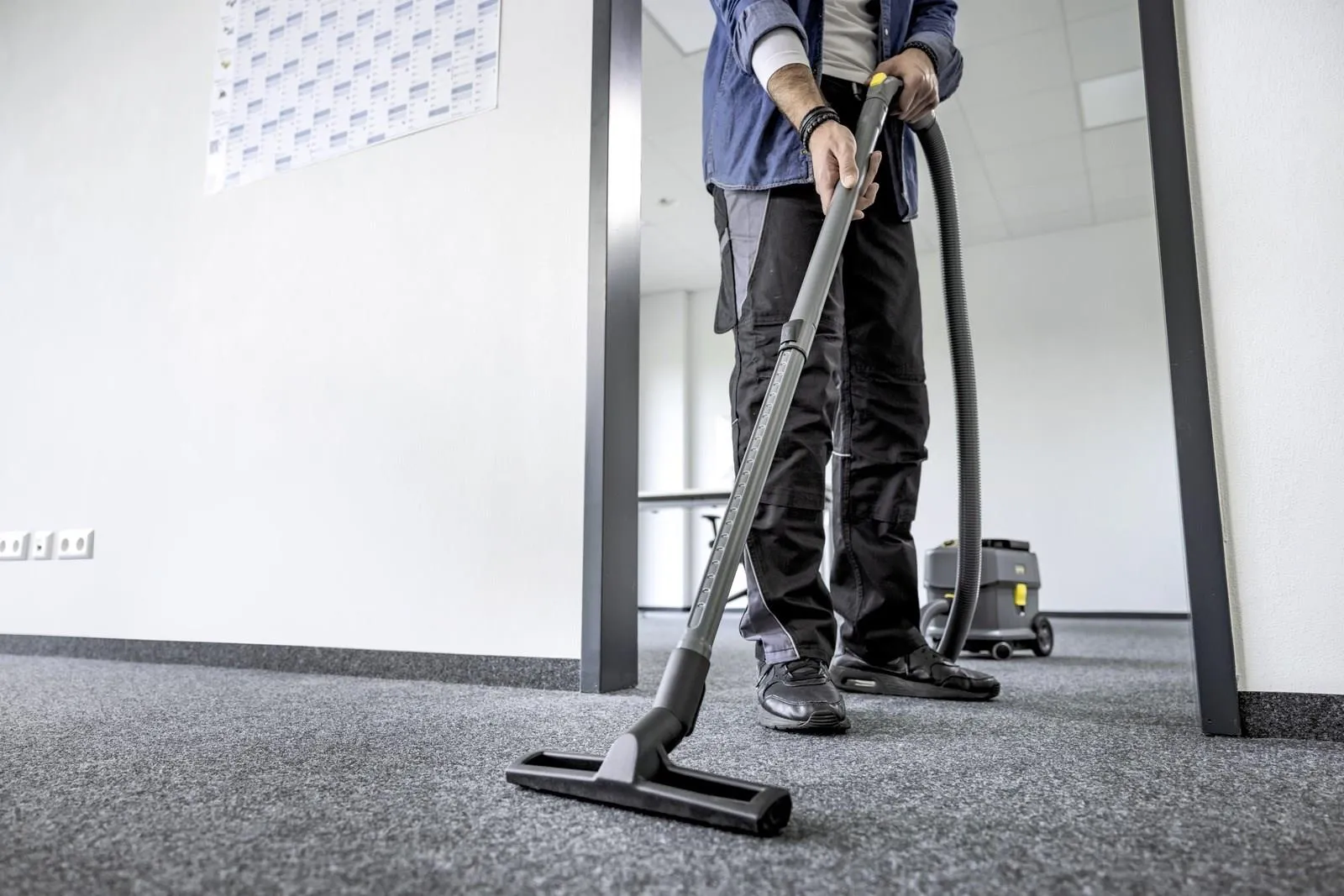 Аккумуляторный пылесос сухого уборочного типа Karcher Professional T 10/1 Bp Adv 1.527-350.0