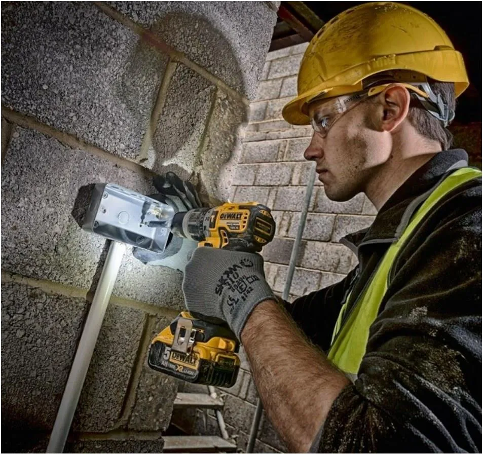 Аккумуляторная ударная дрель-шуруповерт DeWalt DCD796P1, с 1 АКБ и ЗУ