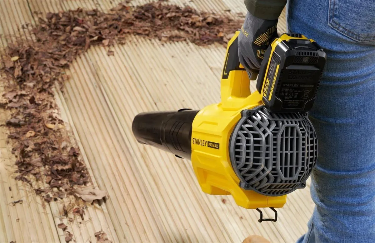 Аккумуляторная воздуходувка Stanley SFMCBL730B