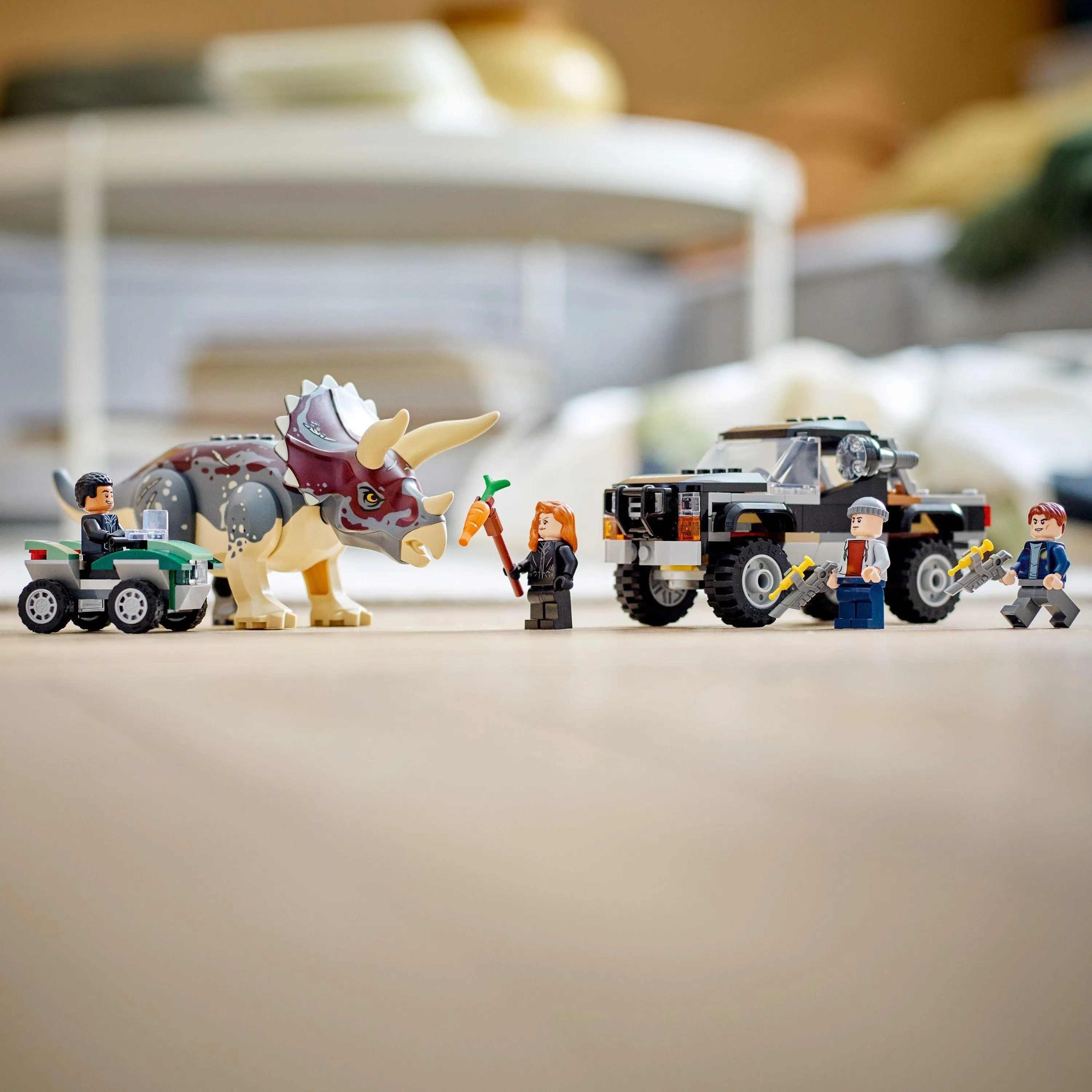 Конструктор LEGO Jurassic World 76950 Трицератопс: нападение на пикап