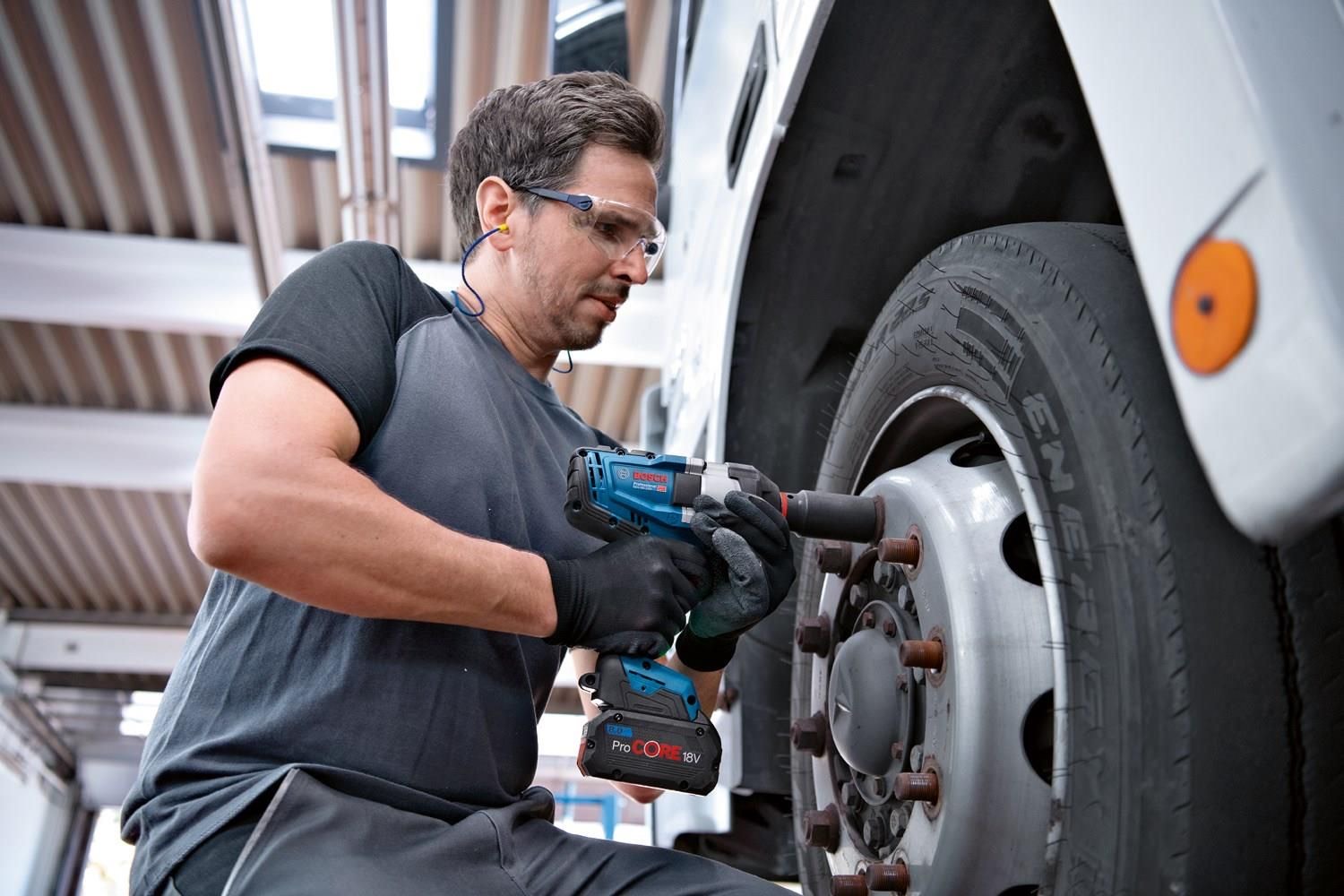 Аккумуляторный гайковерт Bosch GDS 18V-1000 Professional  (2 АКБ x 5 Ач, ЗУ, кейс), 06019J8304