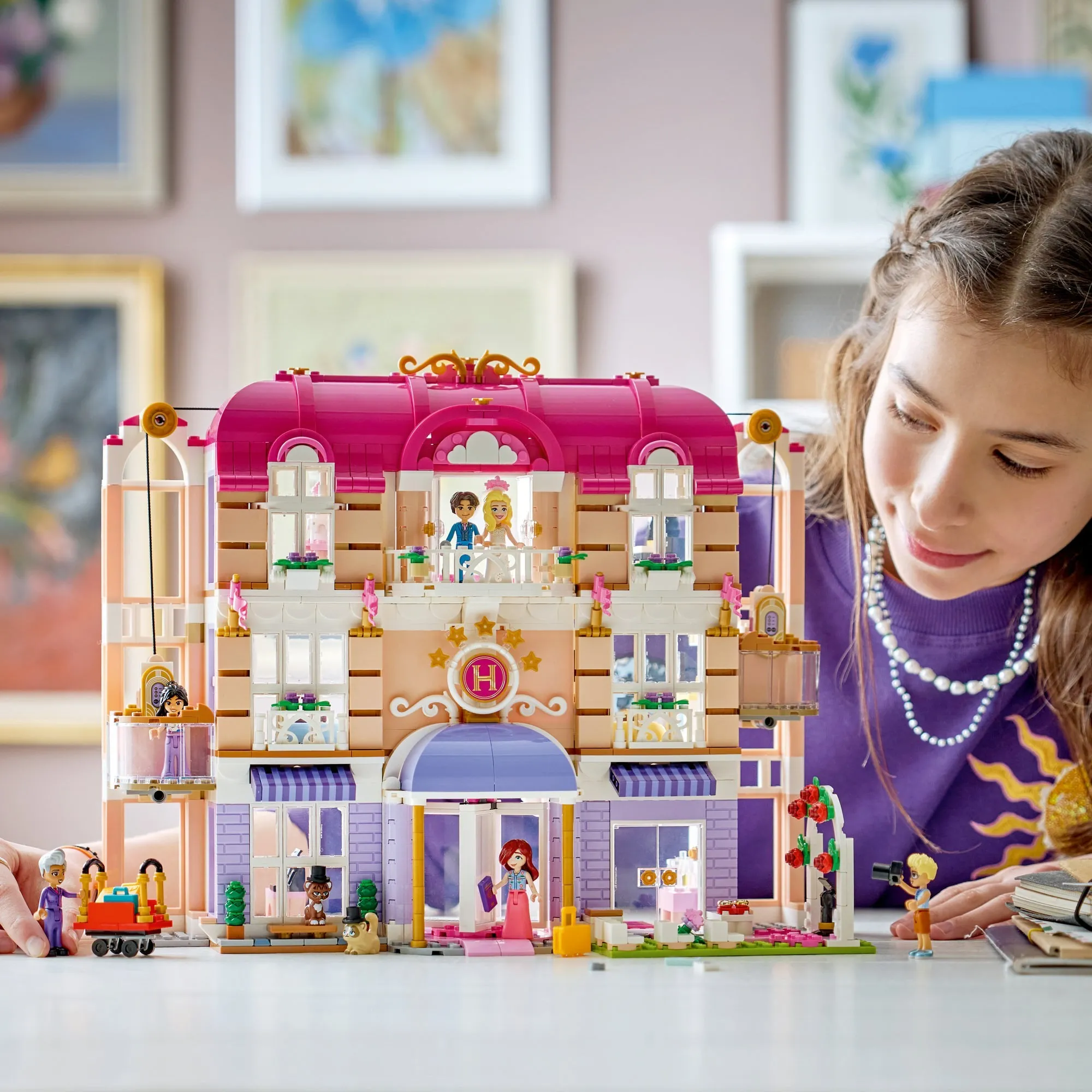 LEGO Friends 42704 Гранд-отель в Хартлейк-Сити