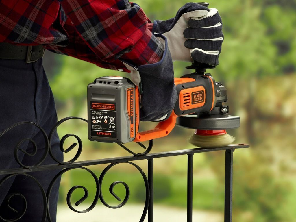 Аккумуляторная угловая шлифовальная машина Black&Decker BCG720N-XJ