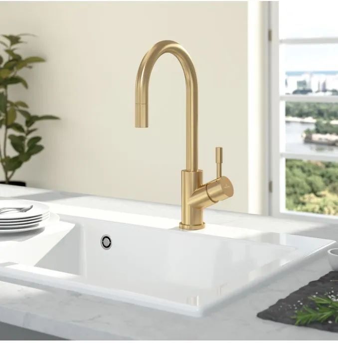 Однорычажный смеситель для кухни Villeroy & Boch Umbrella цвета золотистый матовый.