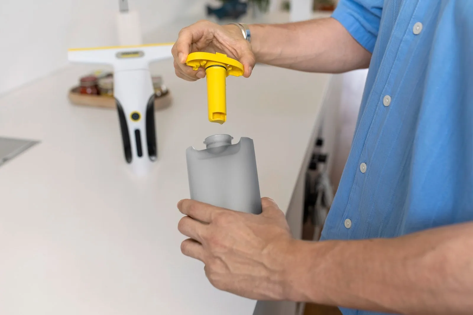 Аккумуляторный стеклоочиститель KARCHER WV 2 Universal Care 1.633-671.0