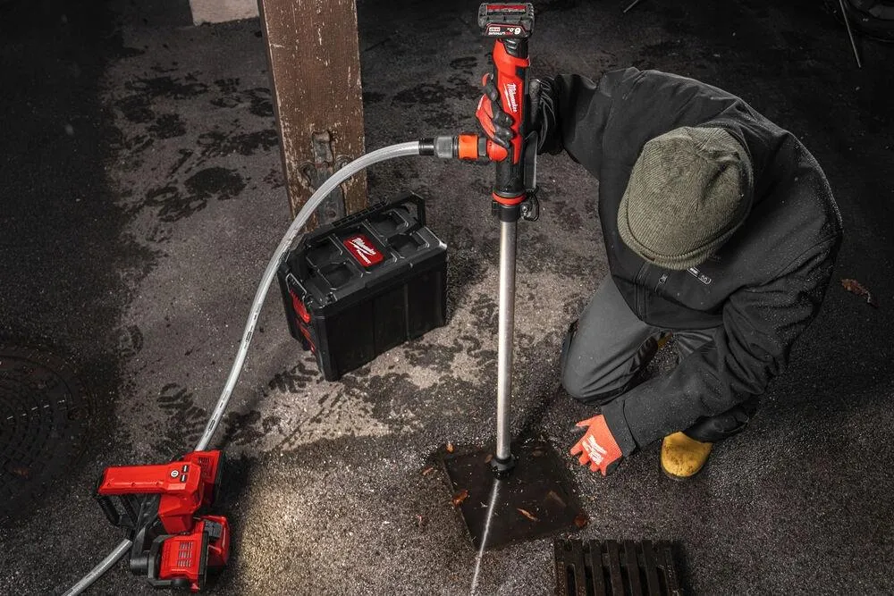 Аккумуляторный насос Milwaukee M12 BSWP-0 4933479639, без АКБ и ЗУ