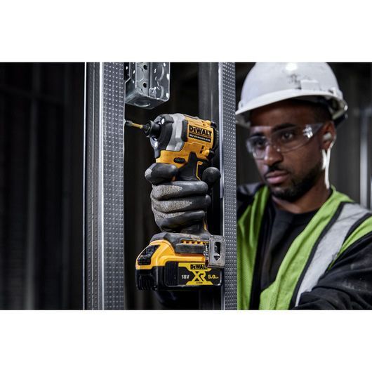 Аккумуляторный импульсный шуруповерт DeWalt DCF850P2T-QW