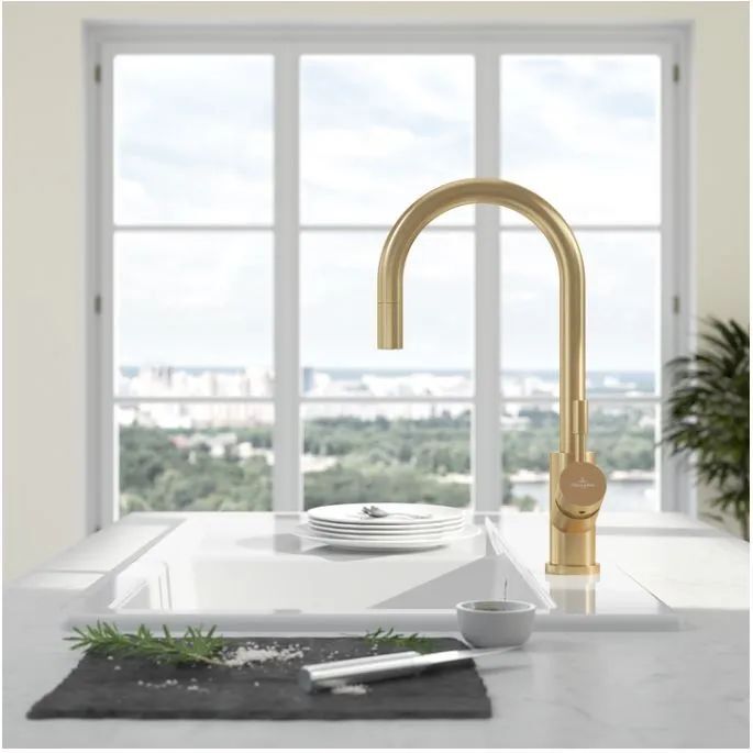 Однорычажный смеситель для кухни Villeroy & Boch Umbrella цвета золотистый матовый.
