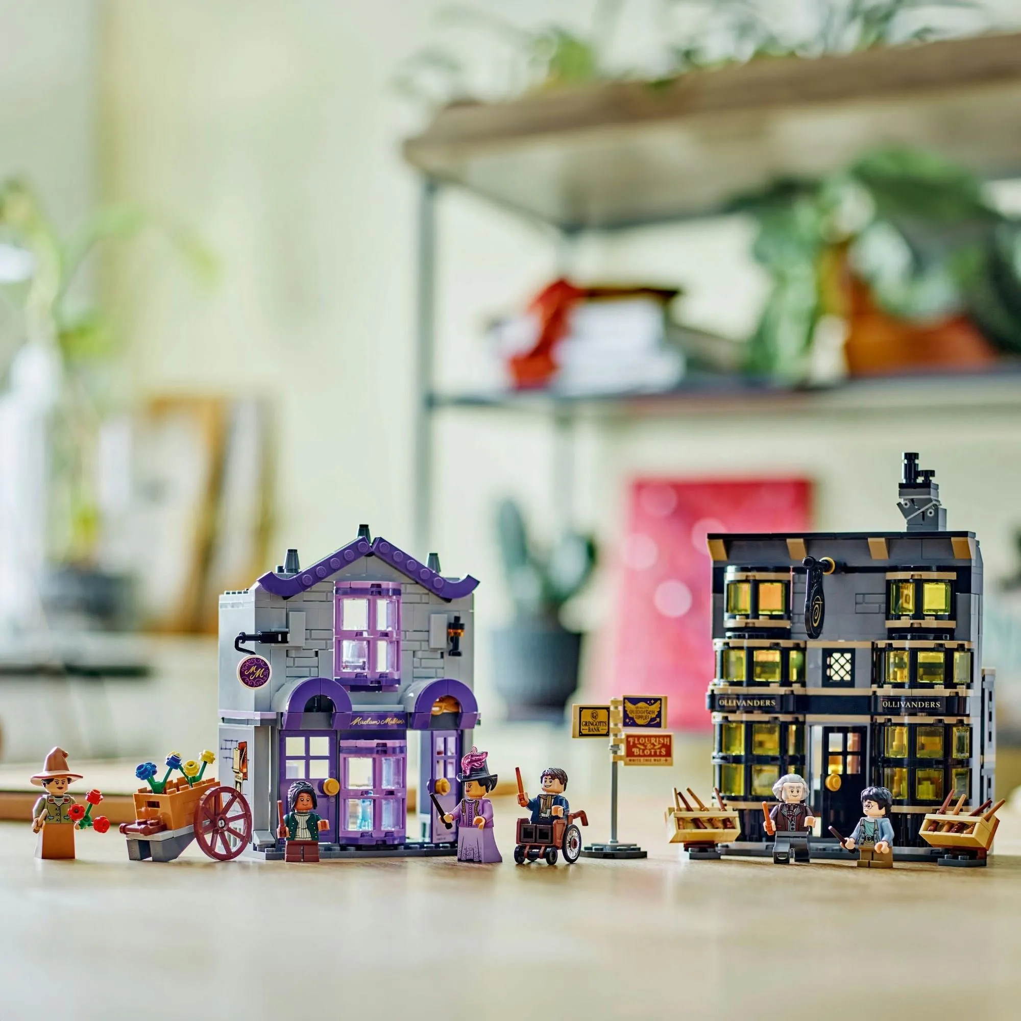 Конструктор LEGO Harry Potter 76439 Склады Олливандера и мадам Малкин