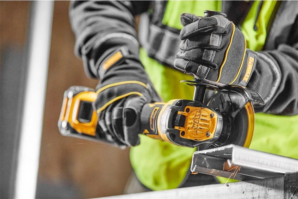 Аккумуляторная угловая шлифмашина (УШМ) DeWalt DCG409T1, с 1 АКБ FlexVolt и ЗУ