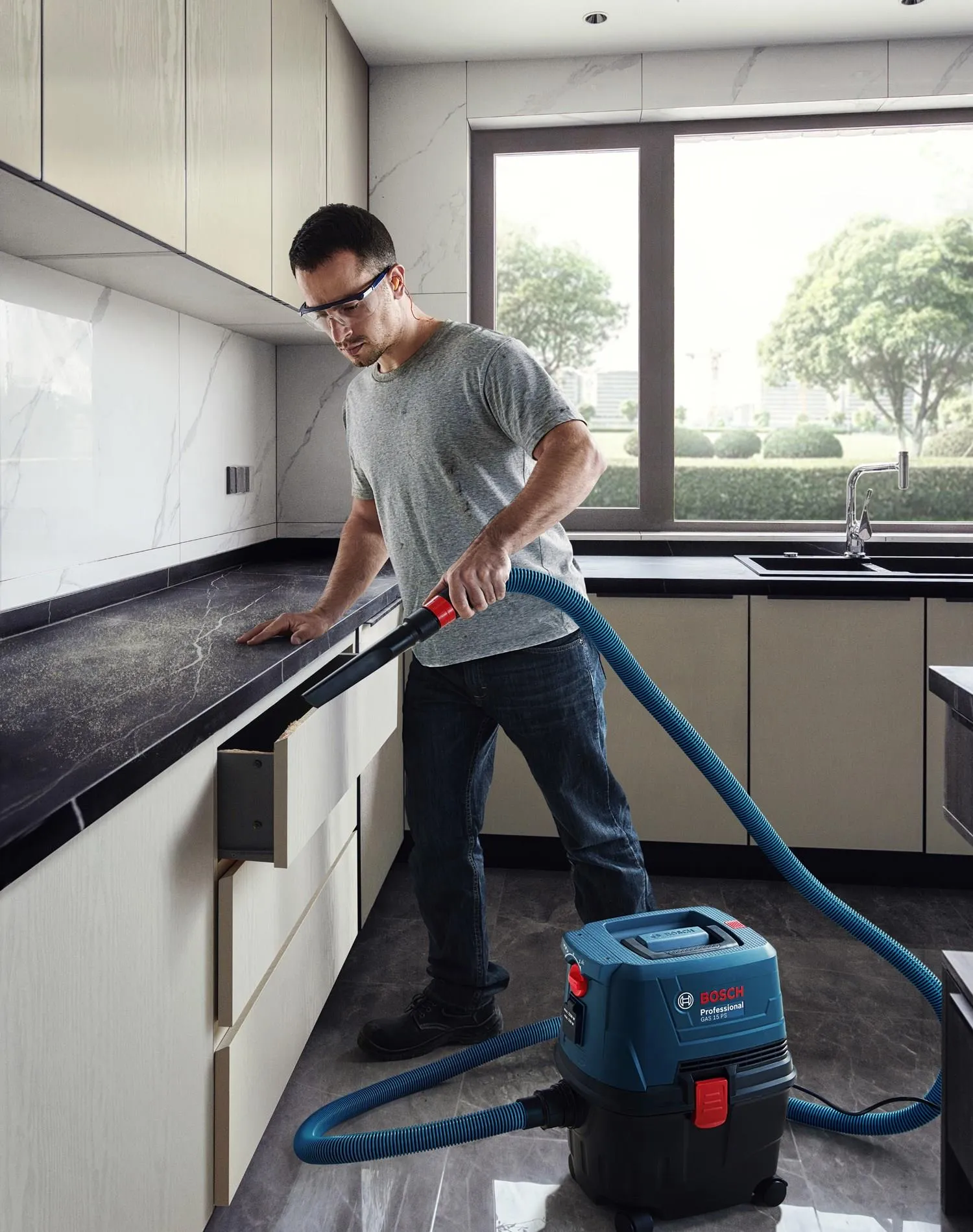 Пылесос влажной и сухой уборки Bosch GAS 15 Professional 06019E5000