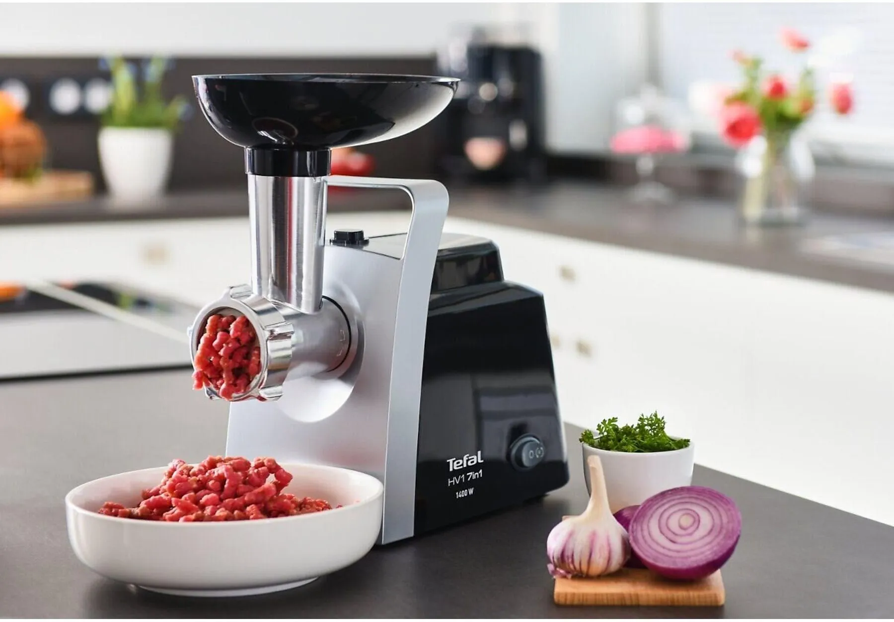Электрическая мясорубка Tefal HV1 7-in-1 NE109838