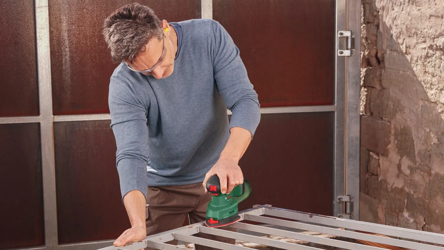 Эксцентриковая шлифовальная машина аккумуляторная Bosch UniversalSander 18V-10 06033E3100