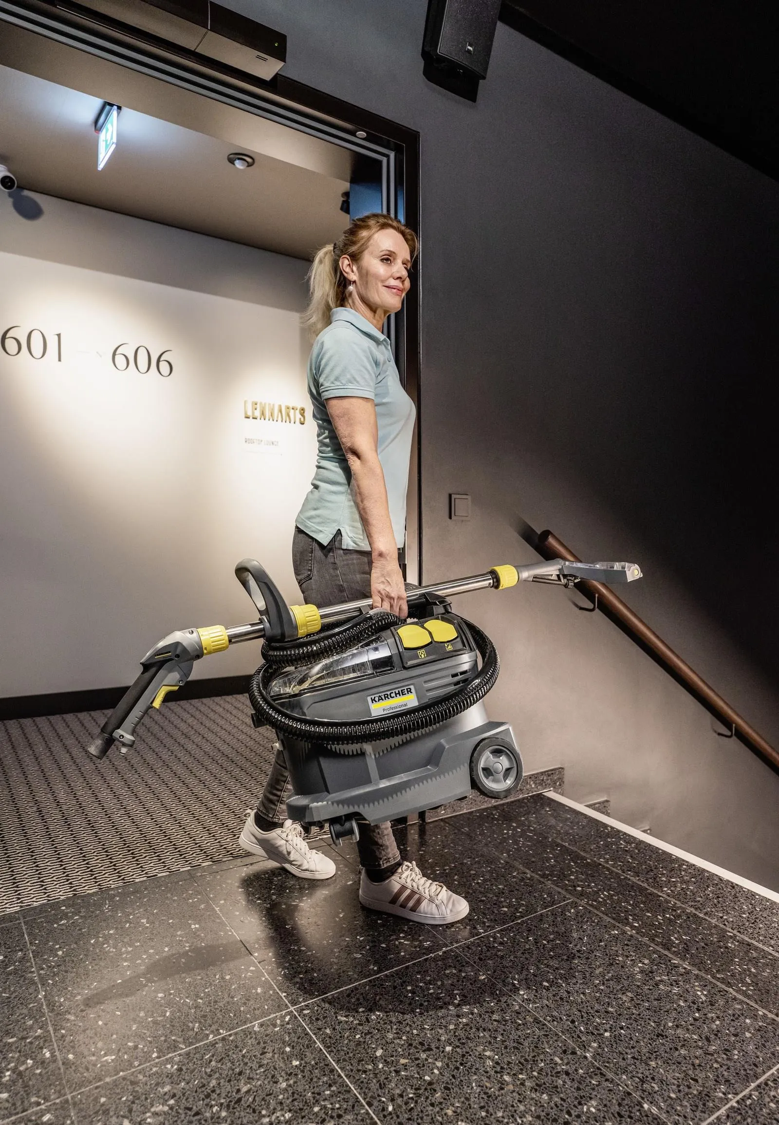 Профессиональный моющий пылесос Karcher Puzzi 8/1 Adv 1.100-241.0