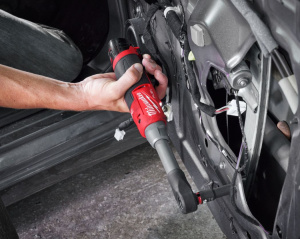 Удлинённая угловая трещотка Milwaukee M12 FHIR38LR0 без аккумулятора и ЗУ 4933480791