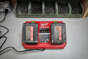 Зарядное устройство Milwaukee M18 DFC 4932472073