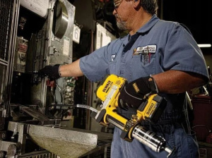 Аккумуляторный смазочный пистолет DeWALT DCGG571NT, без АКБ и ЗУ, в кейсе