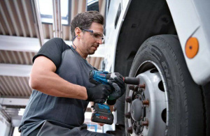 Аккумуляторный ударный гайковёрт Bosch GDS 18V-1050 H Professional в кейсе, арт. 06019J8522