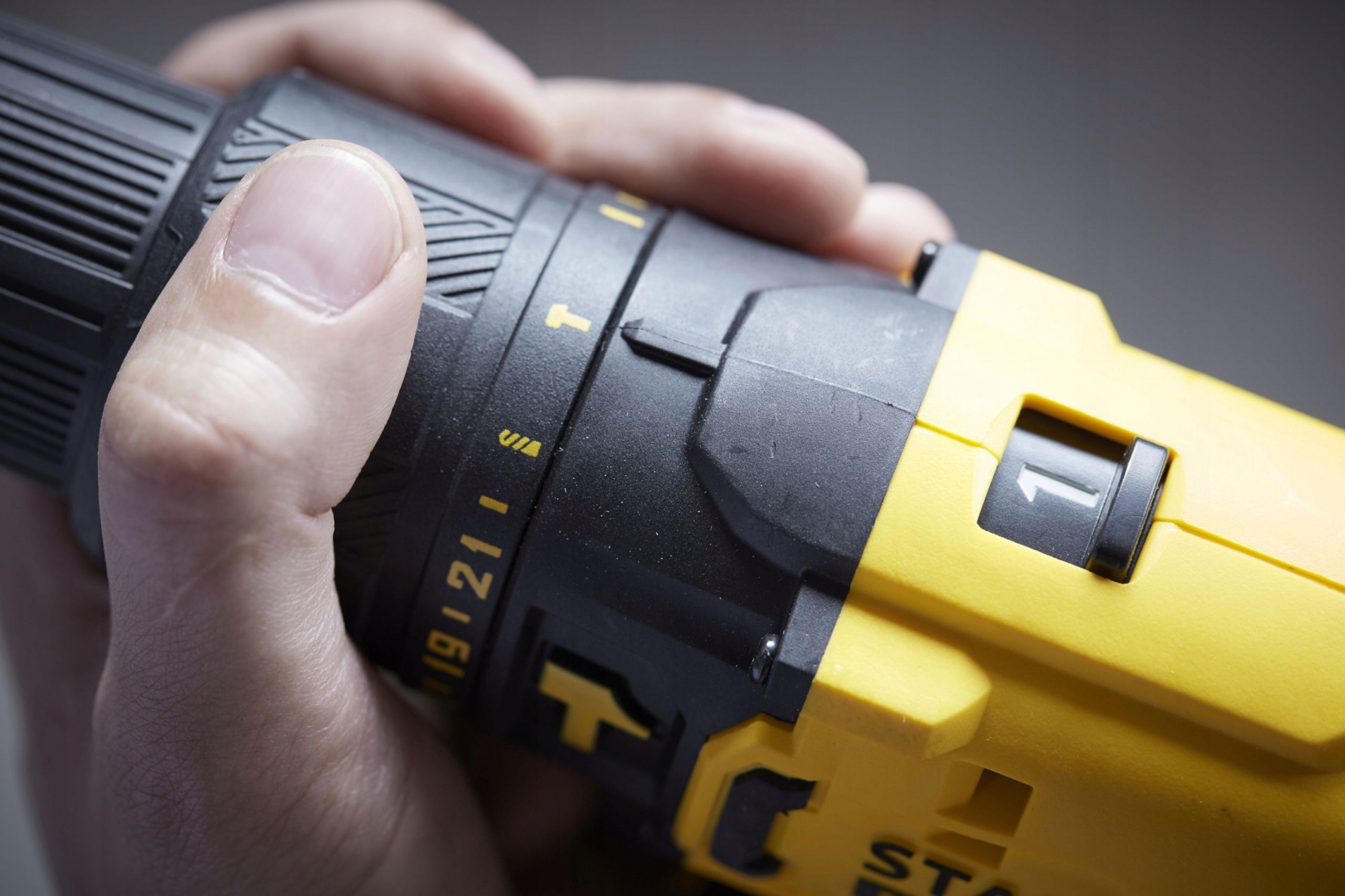 Набор Stanley V20: шуруповерт SFMCD711 и ударный шуруповерт SFMCF800 2x2.0Ah контейнер TSTAK