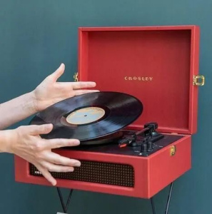 Виниловый проигрыватель Crosley Voyager, красный
