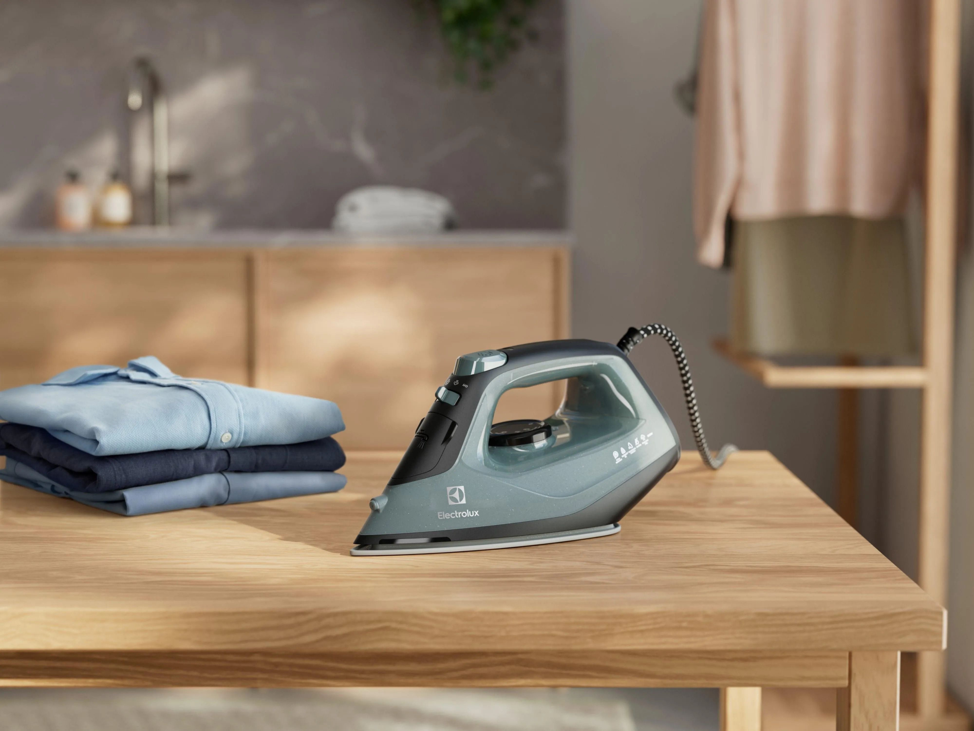 Утюг Electrolux Easyline E5SI2-6OG паровой, 2400 Вт, с защитой от накипи, Ocean Green