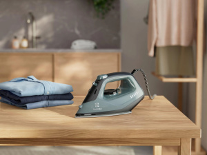 Утюг Electrolux Easyline E5SI2-6OG паровой, 2400 Вт, с защитой от накипи, Ocean Green
