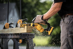 Аккумуляторный высоторез DeWALT DCMPS520P1, с АКБ и ЗУ