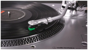 Виниловый проигрыватель Audio-Technica AT-LP120XUSB, серебристый