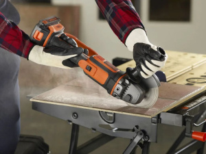 Аккумуляторная угловая шлифовальная машина Black+Decker BCG720N-XJ