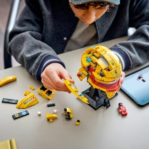 Конструктор LEGO Editions Formula 1 Шлем Льюиса Хэмилтона Scuderia Ferrari HP 43022