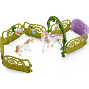 Игровой набор Schleich Сверкающий цветочный домик с единорогами, озером и стойлом 42445