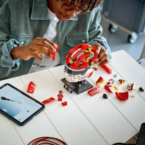 Конструктор LEGO Editions Formula 1 Шлем Шарля Леклера Scuderia Ferrari HP 43014