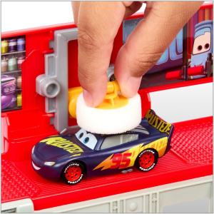 Машинки Mattel Disney Pixar Cars - Машинки из мультфильма Тачки - Мобильная покрасочная мастерская. Набор смены цвета с транспортером и меняющий цвет автомобиль Молния МакКуин HPD82