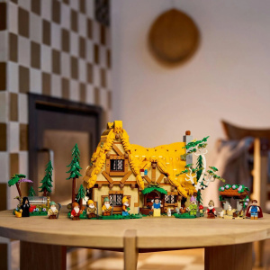 Конструктор LEGO Disney 43242 Белоснежка и Хижина семи гномов