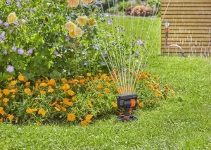 Комплект садового водопровода Gardena 08272-20 с осциллирующим дождевателем