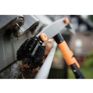 Щетка для желобов Fiskars с телескопической ручкой 136038