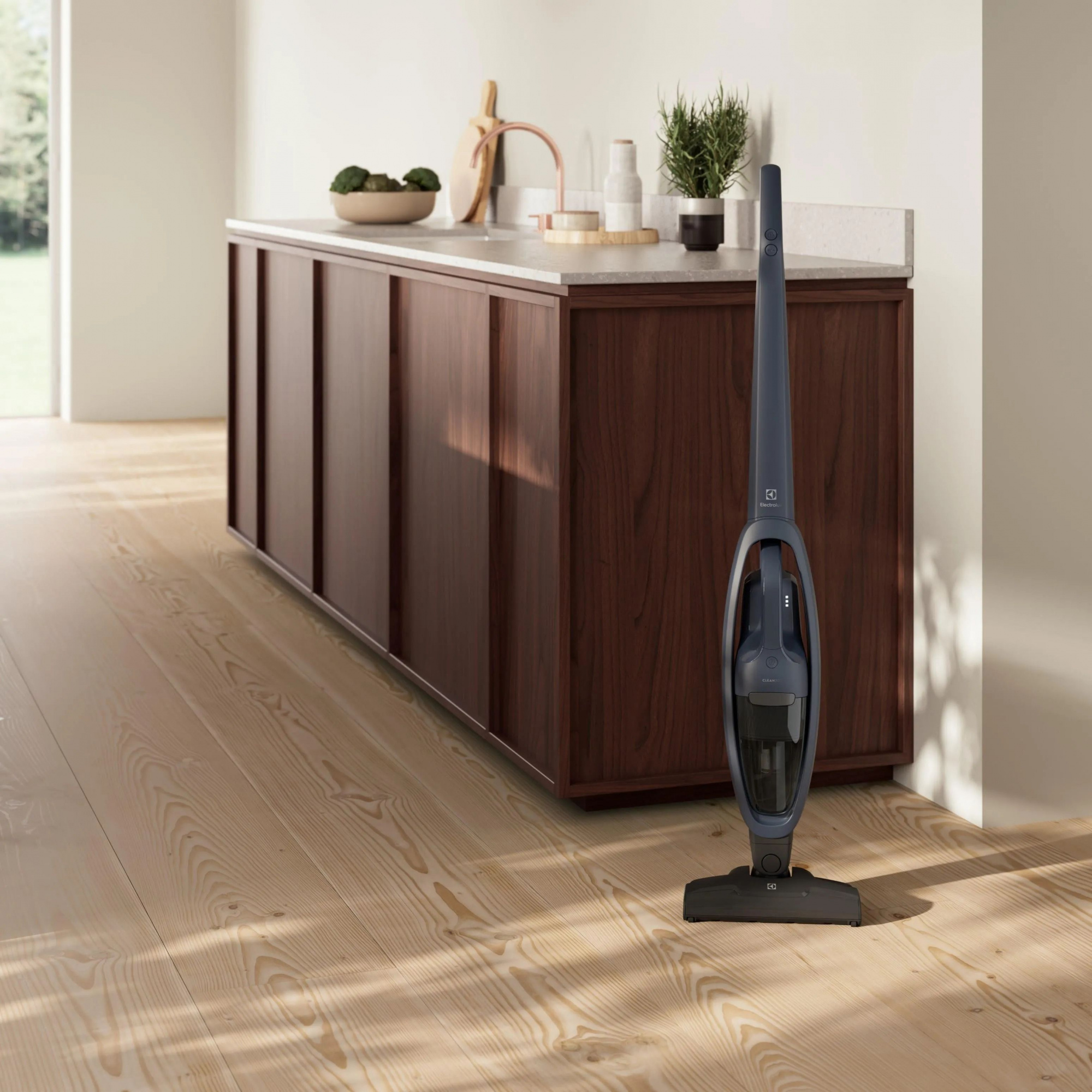 Вертикальный пылесос Electrolux Clean 300 ES31C183DB